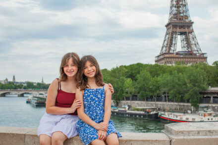 Two girls posing on Bir Hakeim bridge in front of the Eiffel Tower and the river Seine, Radina Dianova - Paris based photographer