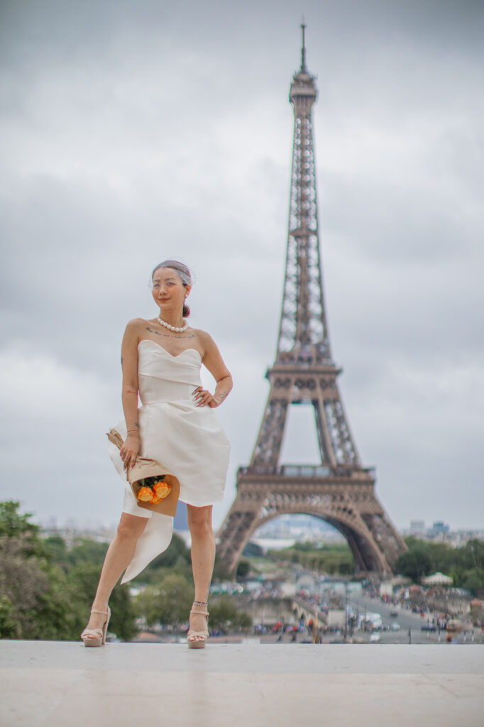 A bride posing in front of the Eiffel Tower. Radina Dianova - Paris based photographer