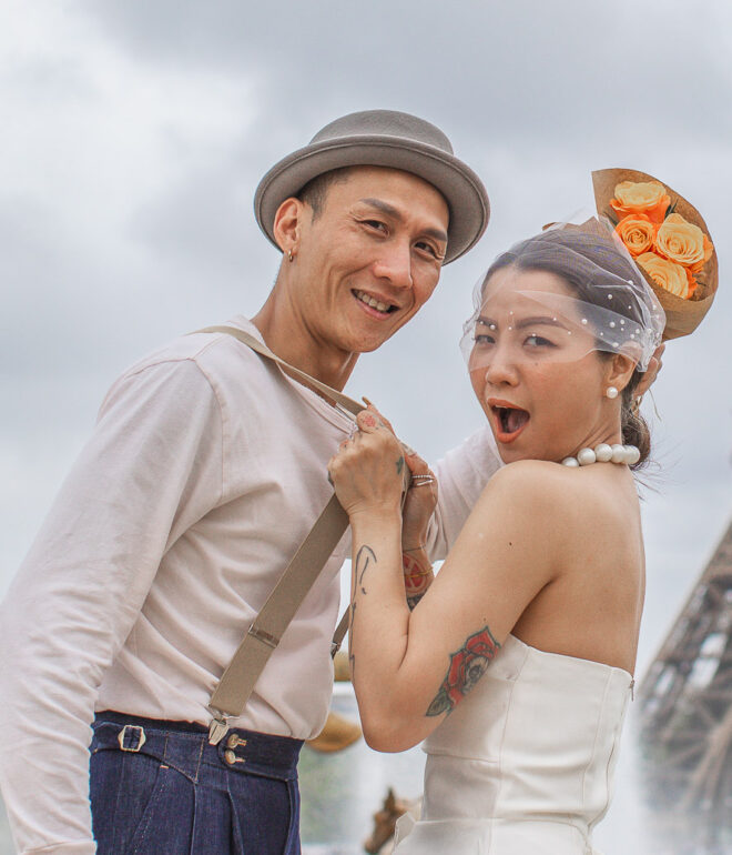 Playful photo of newlyweds in front of the Eiffel Tower and Trocadéro fountains. Radina Dianova - Paris based photographer