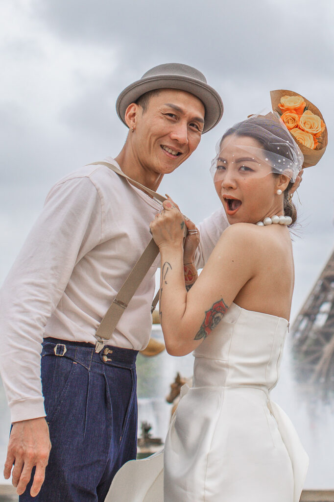 Playful photo of newlyweds in front of the Eiffel Tower and Trocadéro fountains. Radina Dianova - Paris based photographer